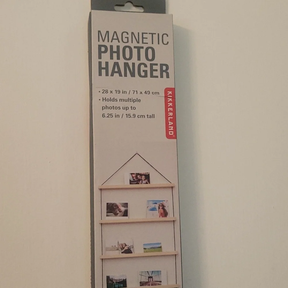 NWT magnetic photo hanger